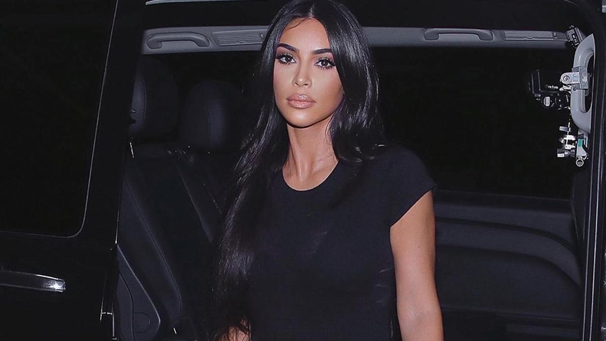 В кожаной юбке с большим разрезом: Ким Кардашян показала пикантный образ