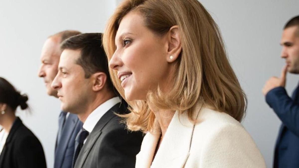 Володимир та Олена Зеленські прилетіли до Риги: в якому вбранні постала перша леді Володимир та Олена Зеленські прилетіли до Риги: в якому вбранні постала перша леді