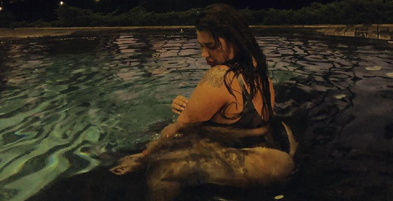 Солистка группы KAZKA похвасталась пышными ягодицами в бикини: фото