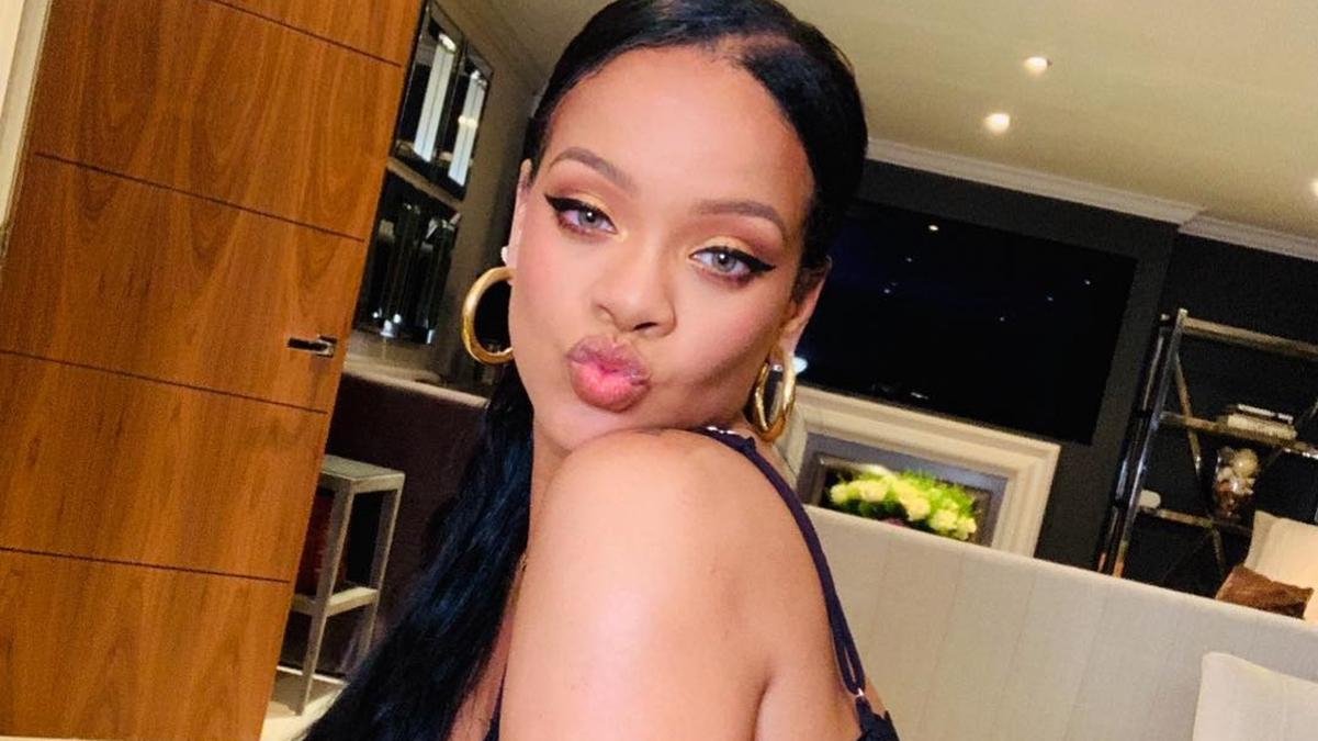 Сексуальная и непринужденная: Рианна показала фигуру в купальнике в соблазнительном видео