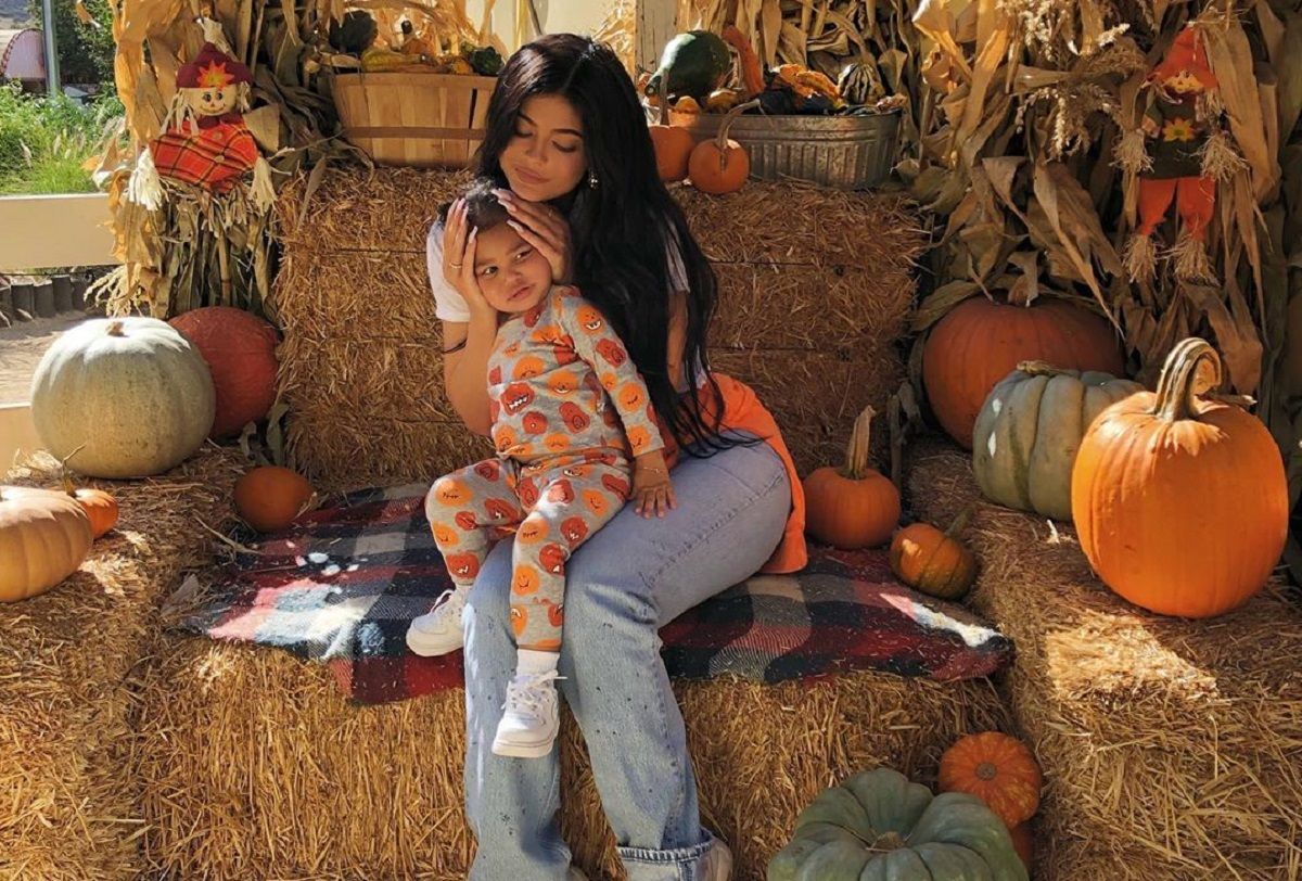Подготовка к Хэллоуину: Кайли Дженнер умилила сеть кадрами с дочерью в тыквах