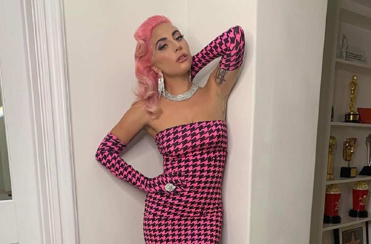 Леді Гага впала зі сцени в обіймах шанувальника: відео з концерту Леді Гага впала зі сцени в обіймах шанувальника: відео з концерту