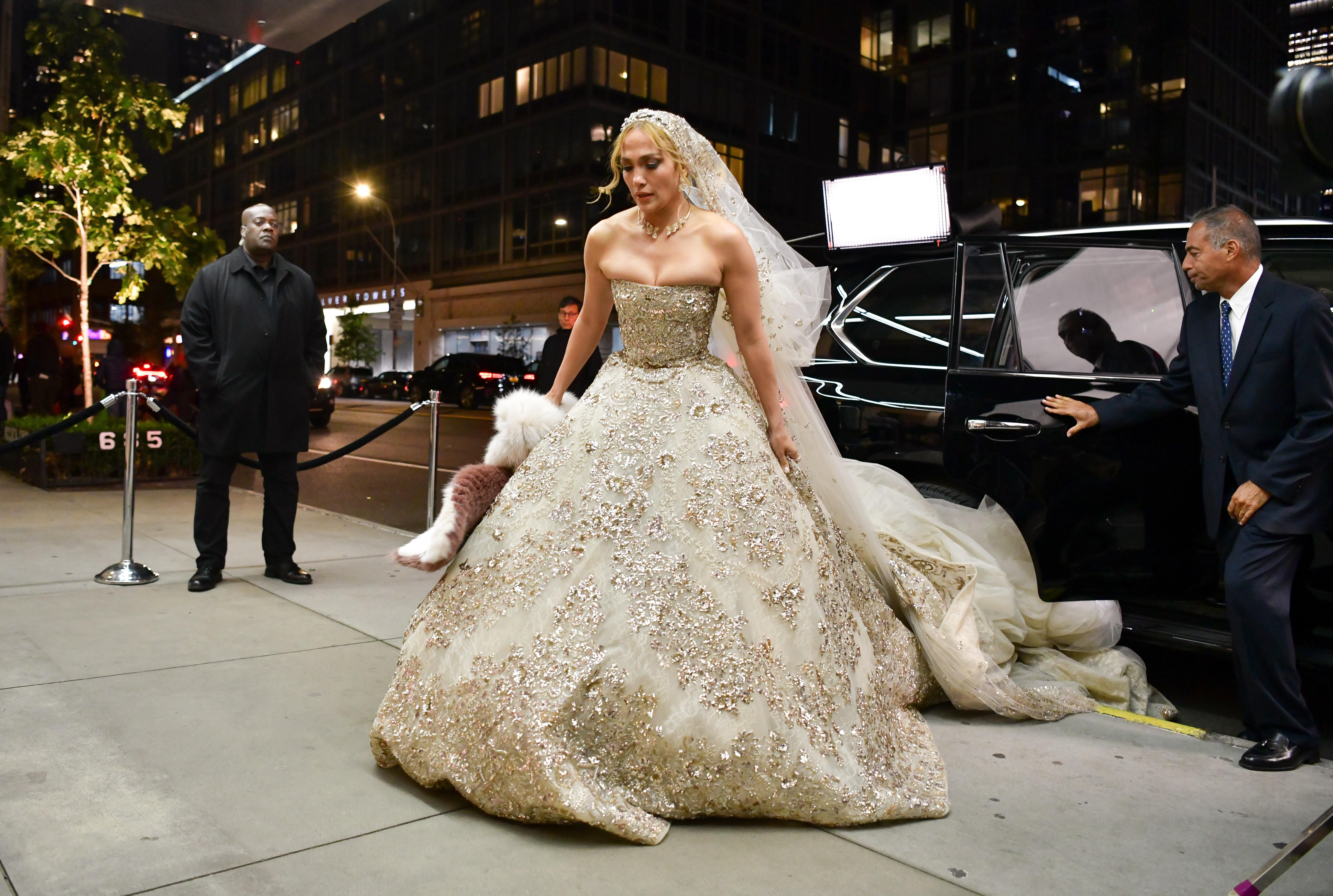 50-річна Дженніфер Лопес приміряла розкішну весільну сукню: фото