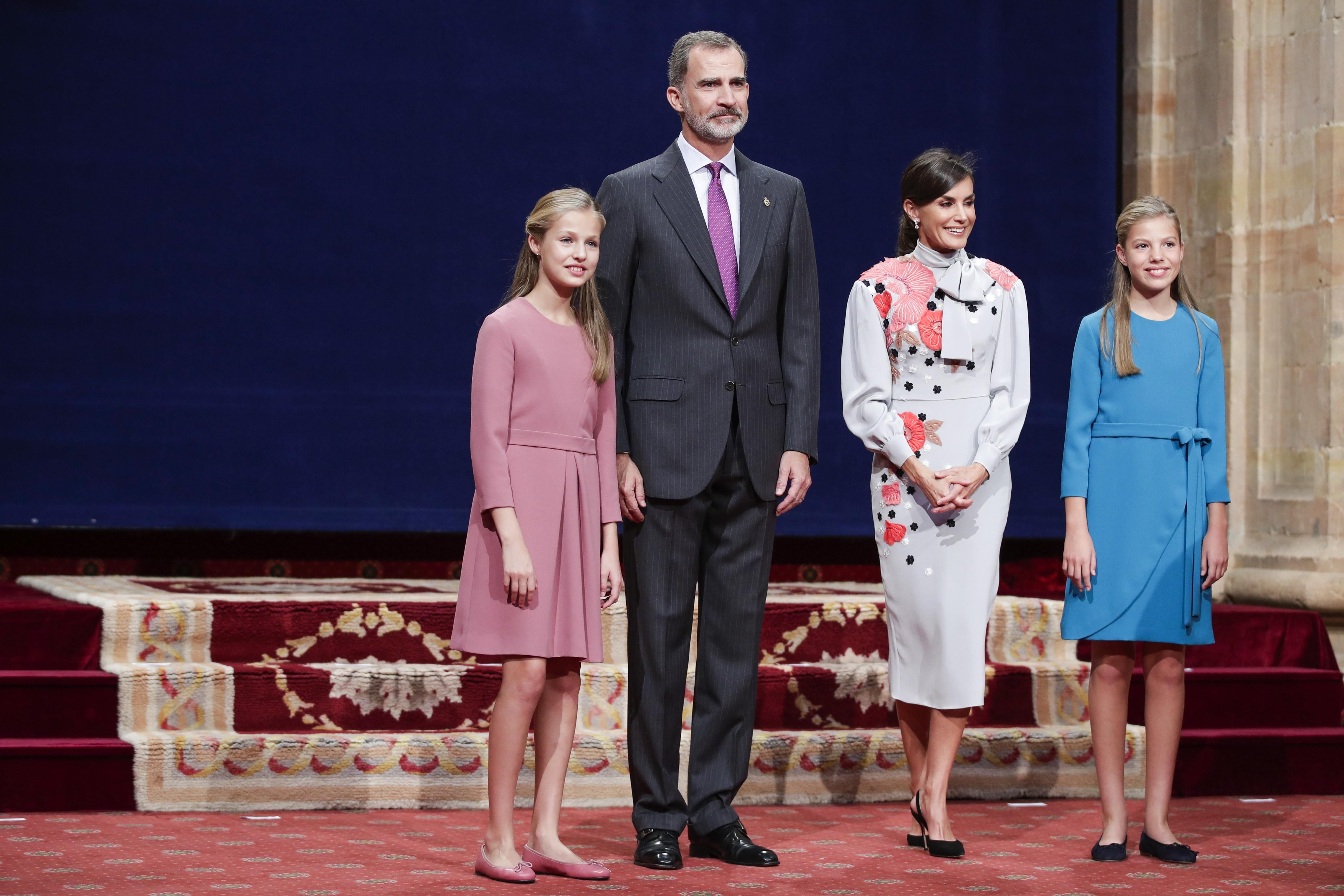 В платье с цветочной вышивкой: королева Испании Летиция осуществила публичный выход