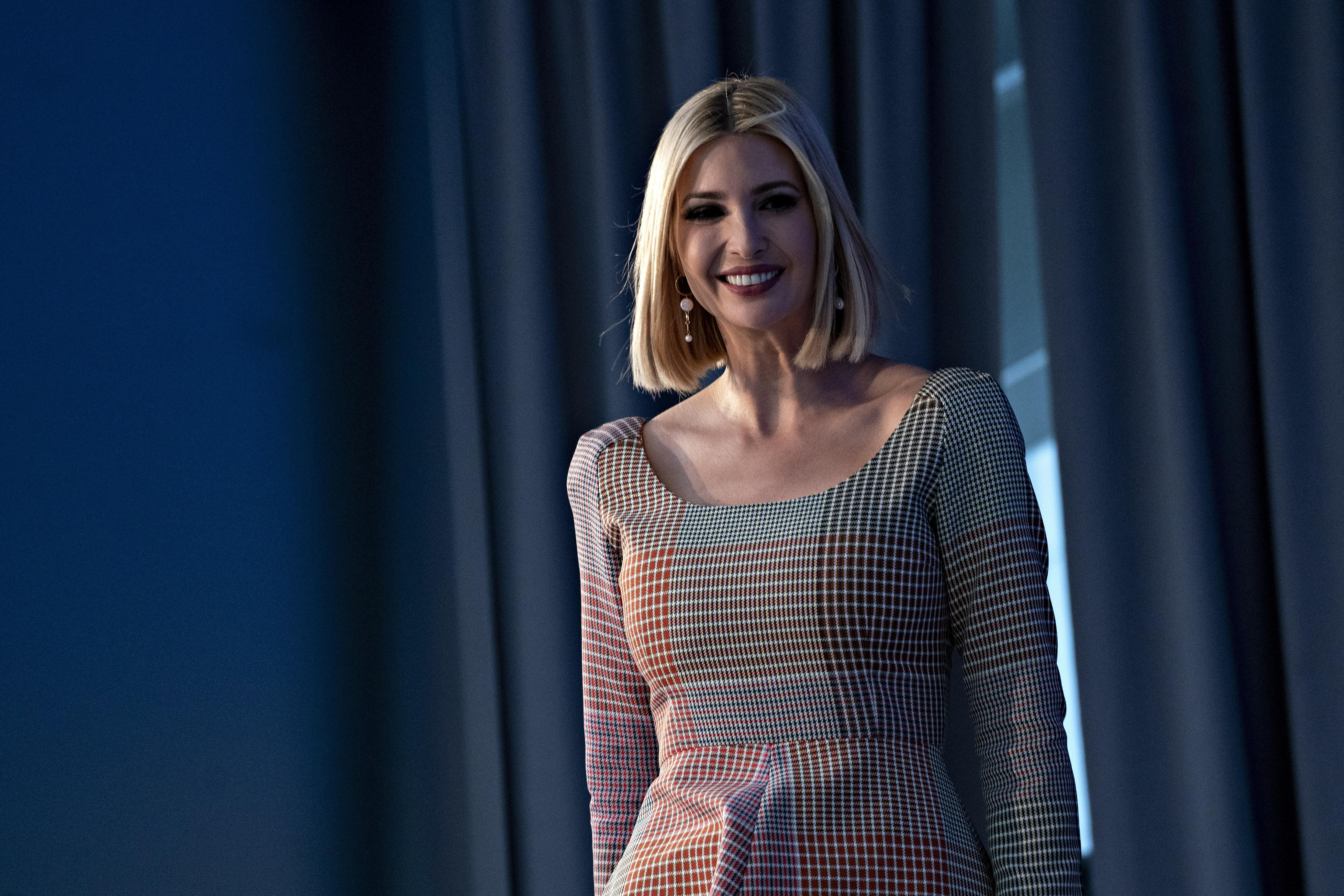 Образ дня: Иванка Трамп примерила клетчатое платье в стиле пэчворк Образ дня: Иванка Трамп примерила клетчатое платье в стиле пэчворк