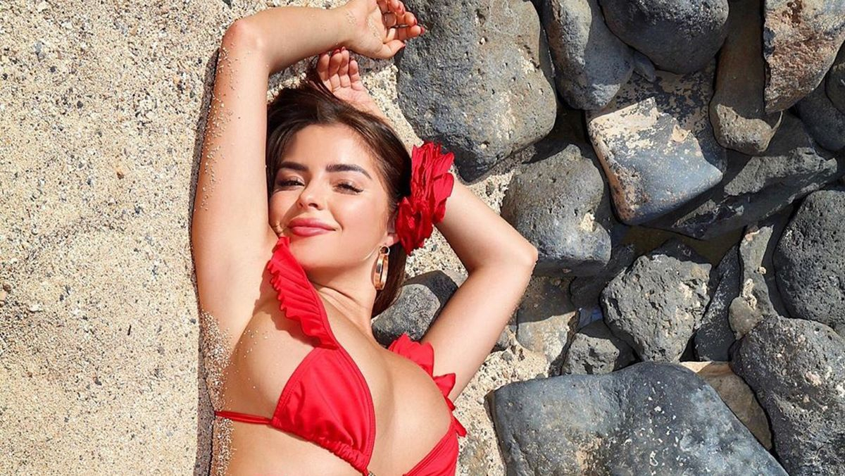 Деми Роуз закрыла грудь наклейками и снялась обнаженной на фоне скал: эротическое фото 18+