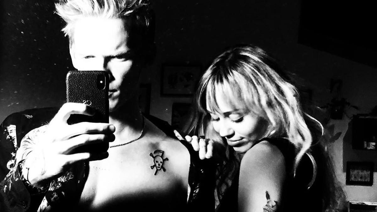 Майли Сайрус призналась, что впервые поцеловалась с новым бойфрендом несколько лет назад Майли Сайрус призналась, что впервые поцеловалась с новым бойфрендом несколько лет назад