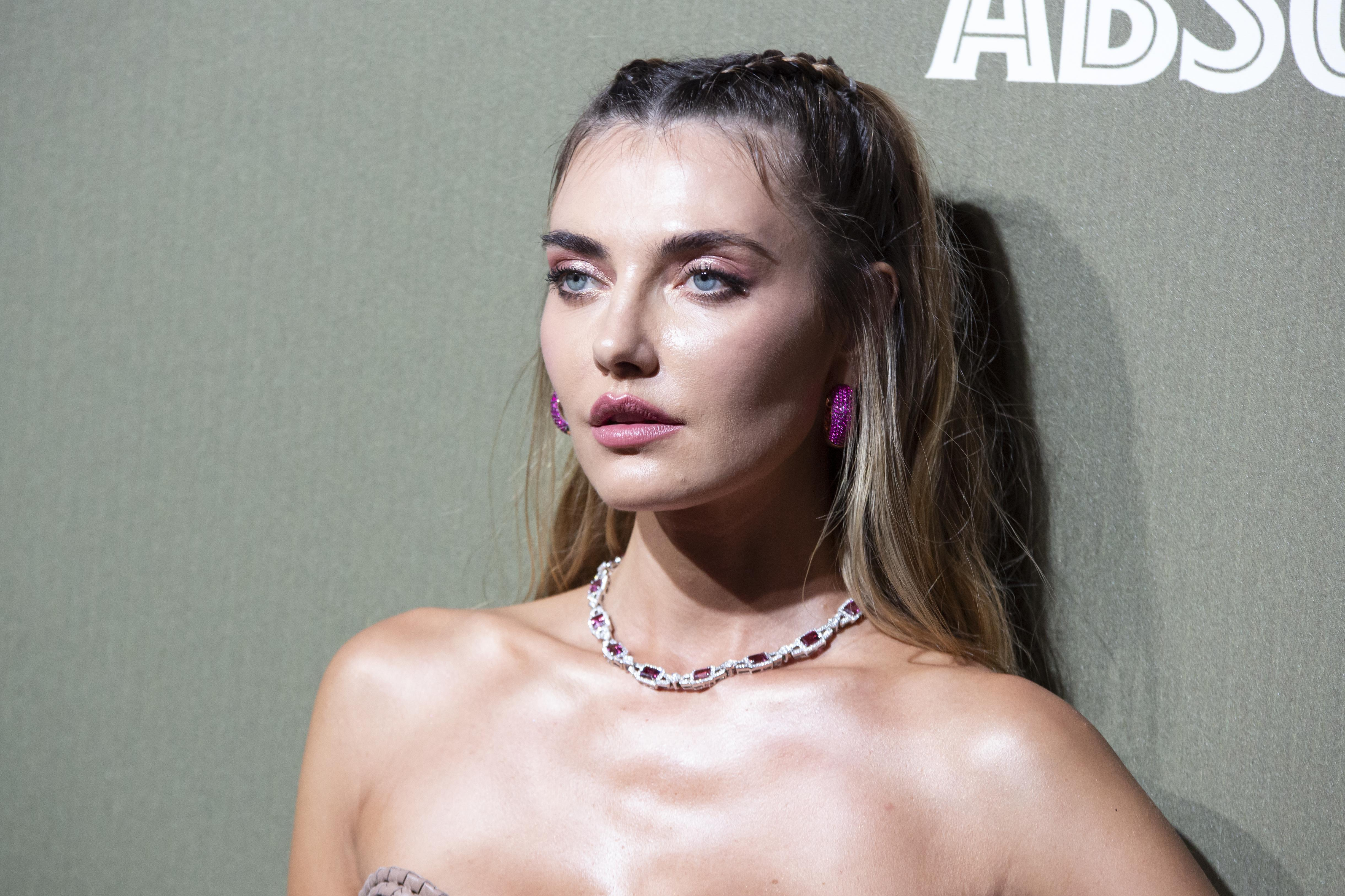 Полуобнаженная модель Алина Байкова показала фото на золотом унитазе: 18+