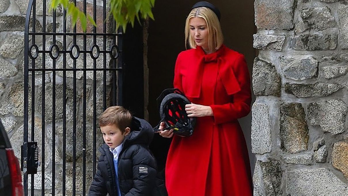 В червоному пальто і на підборах: Іванка Трамп засвітилася на прогулянці з дітьми