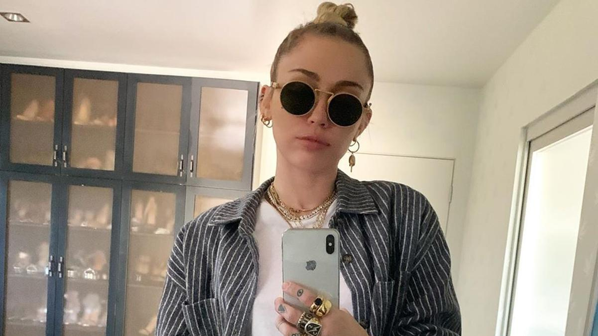 Осень на календаре, но не в душе: Майли Сайрус демонстрирует, как носить топ – пикантные фото