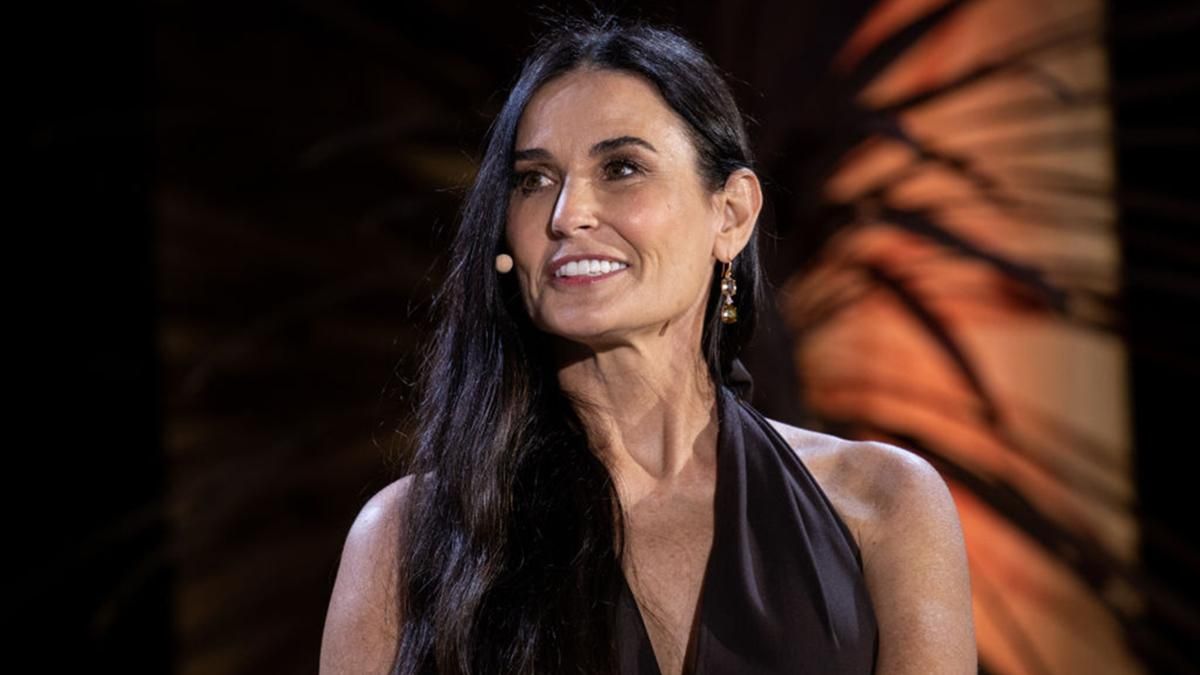 56-летняя Деми Мур поразила поклонников своей внешностью: фотодоказательство 56-летняя Деми Мур поразила поклонников своей внешностью: фотодоказательство