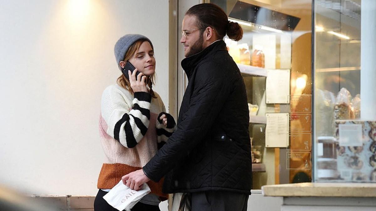 Зірку "Гаррі Поттера" Емму Вотсон підловили за поцілунком з невідомим чоловіком Зірку "Гаррі Поттера" Емму Вотсон підловили за поцілунком з невідомим чоловіком