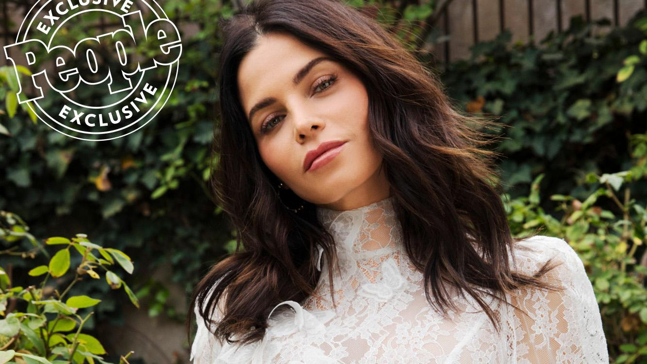 Дженна Дуан показала фото с розовым бантом на животе: ее заподозрили в ожидании девочки