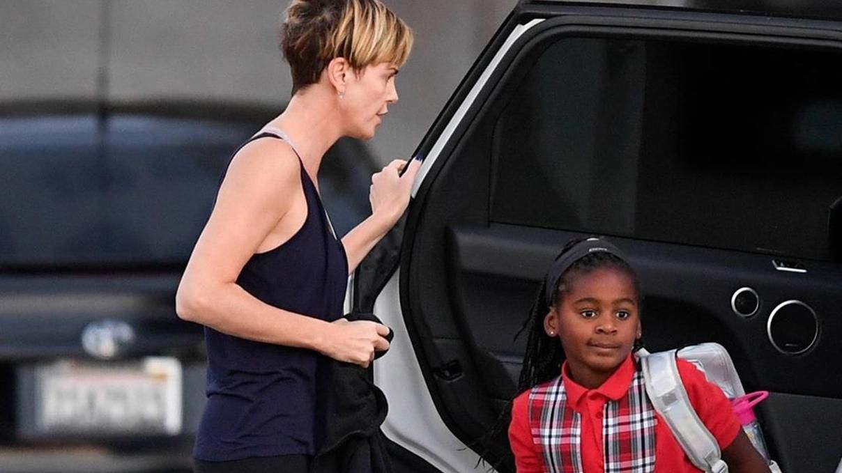 7-річний син Шарліз Терон вкотре вийшов у світ у сукні 7-річний син Шарліз Терон вкотре вийшов у світ у сукні