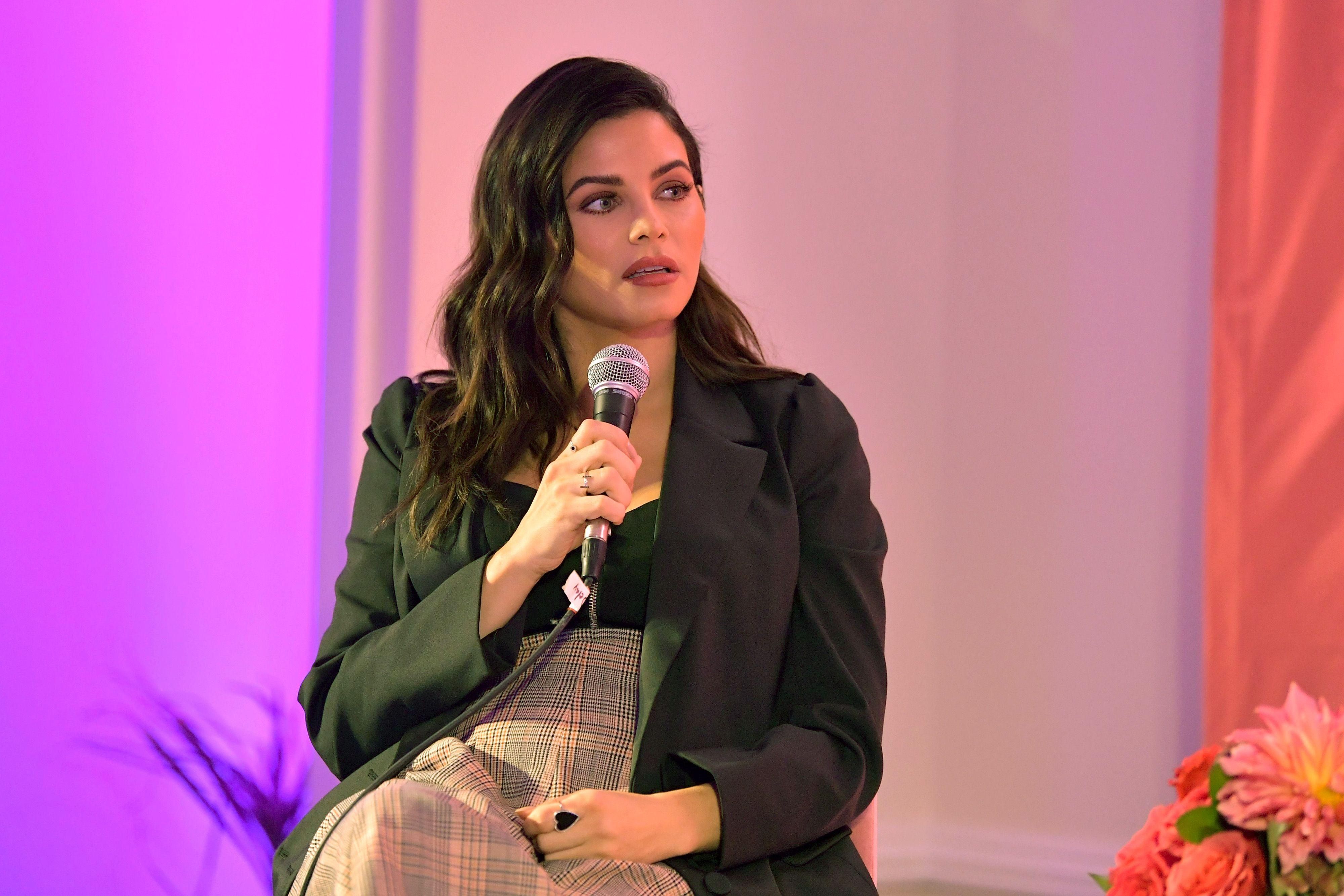 У картатій спідниці: вагітна Дженна Деван засвітила округлий живіт – фото У картатій спідниці: вагітна Дженна Деван засвітила округлий живіт – фото