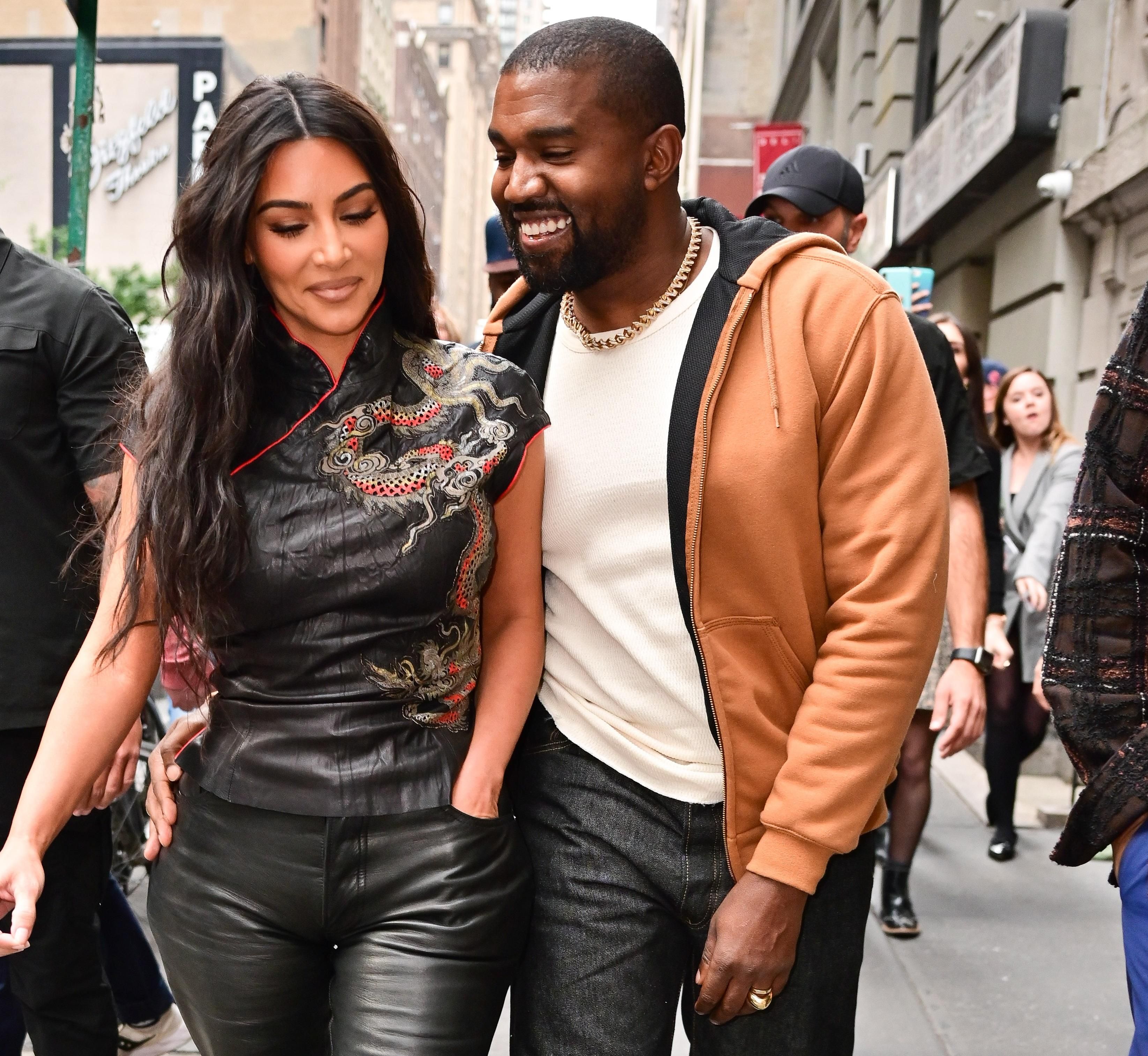 Закохані Кім Кардашян і Каньє Вест прогулялися разом у Нью-Йорку: фото Закохані Кім Кардашян і Каньє Вест прогулялися разом у Нью-Йорку: фото