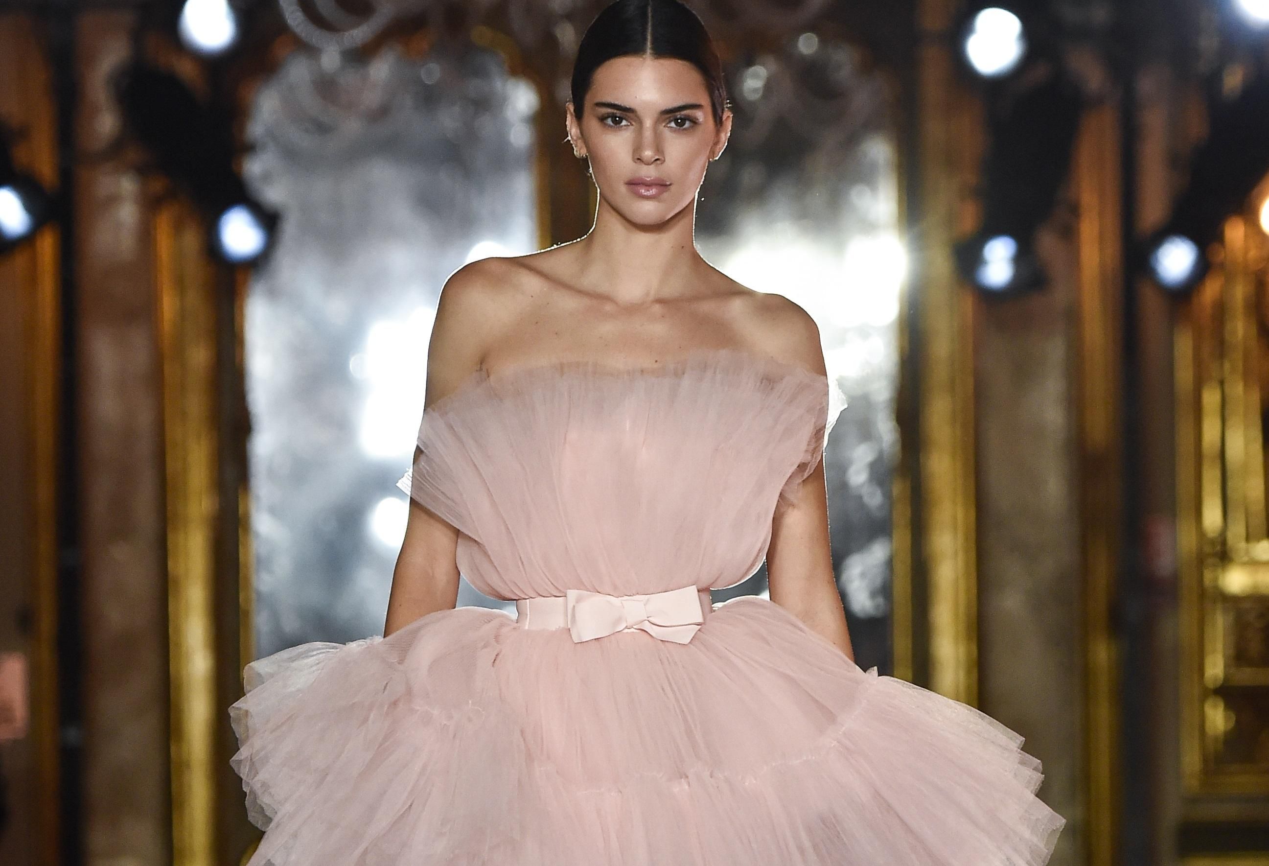 Кендалл Дженнер стала звездой показа коллекции Giambattista Valli x H&M: фото Кендалл Дженнер стала звездой показа коллекции Giambattista Valli x H&M: фото