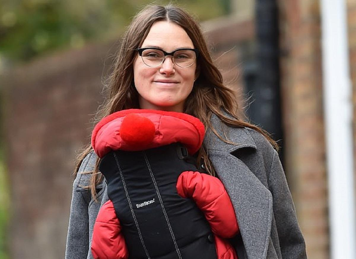 Мама на прогулке: Кира Найтли попала в объективы папарацци с новорожденной дочерью Делайлой