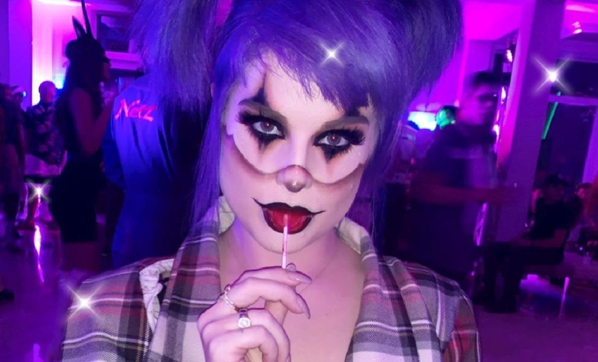 Певица Келли Осборн подчеркнула бюст в костюме клоуна на вечеринке Пэрис Хилтон: фото