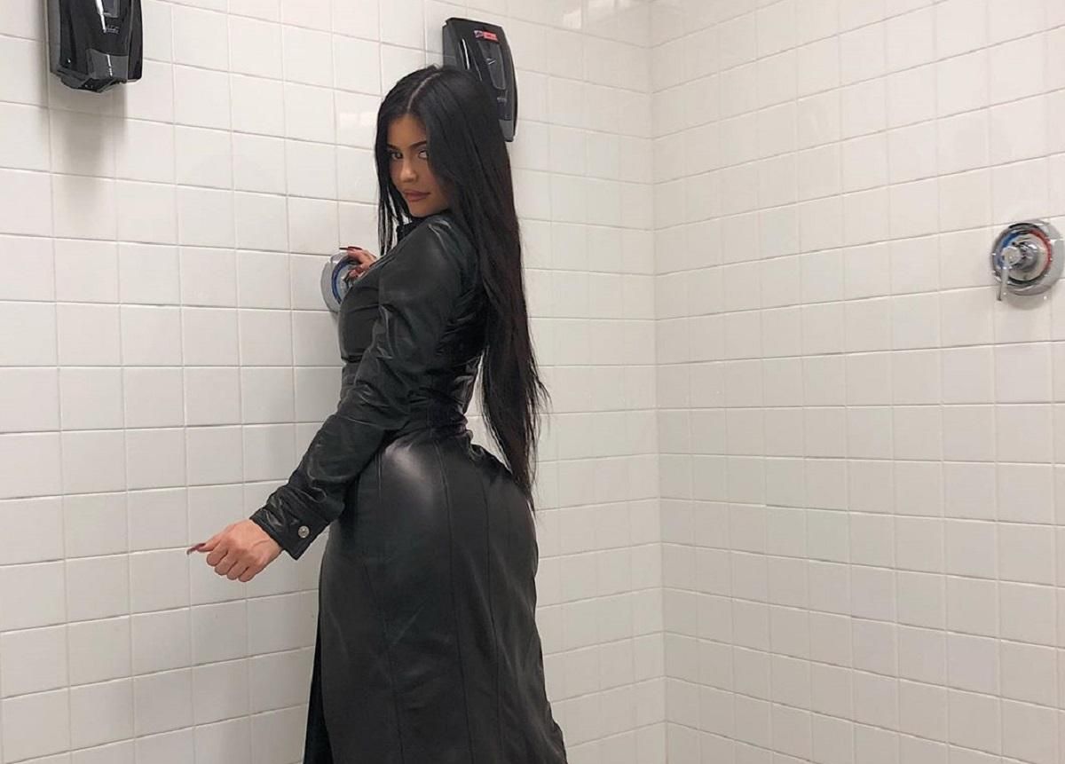 Образ дня: Кайли Дженнер в кожаном платье и туфлях Balenciaga Образ дня: Кайли Дженнер в кожаном платье и туфлях Balenciaga