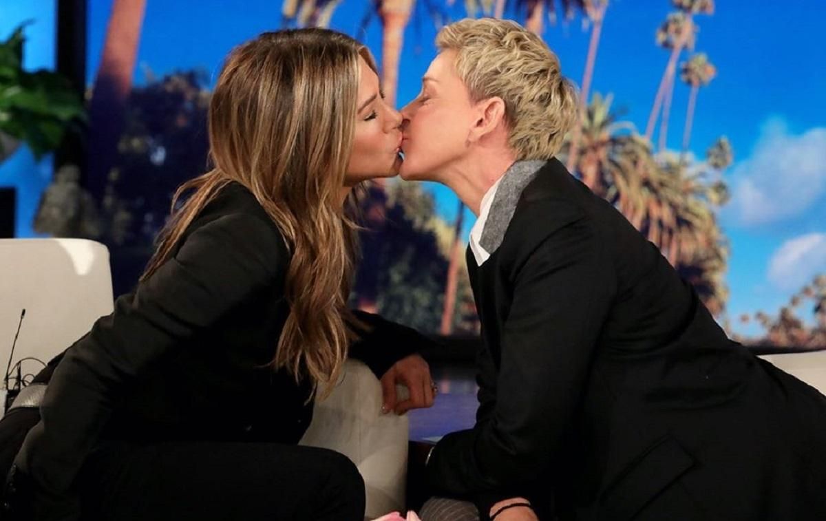 Дженніфер Еністон поцілувала в губи Еллен Дедженерес в ефірі: фото і відео