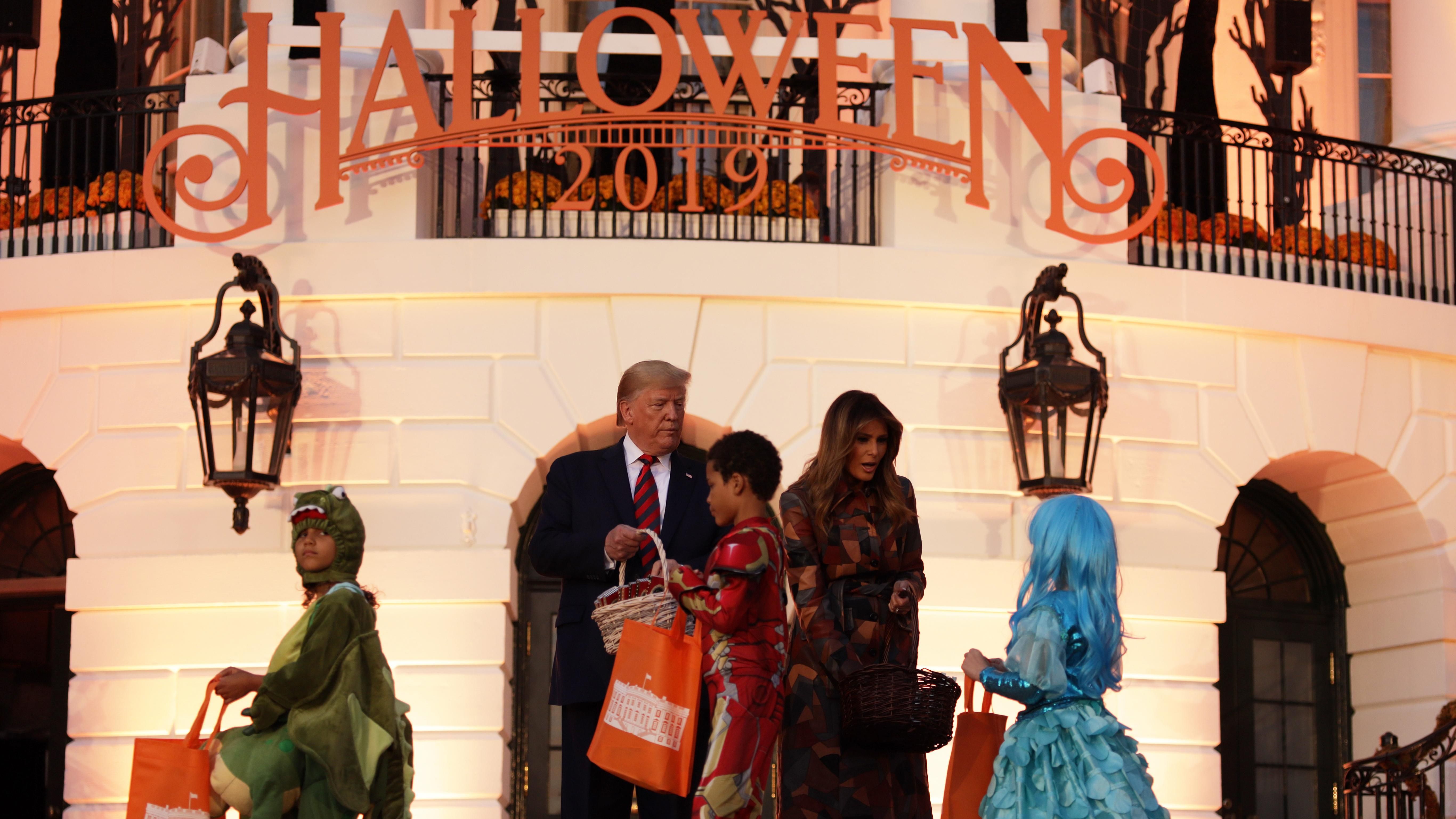 Яскравий декор і багато солодощів: Меланія і Дональд Трамп відсвяткували Геловін у Білому домі