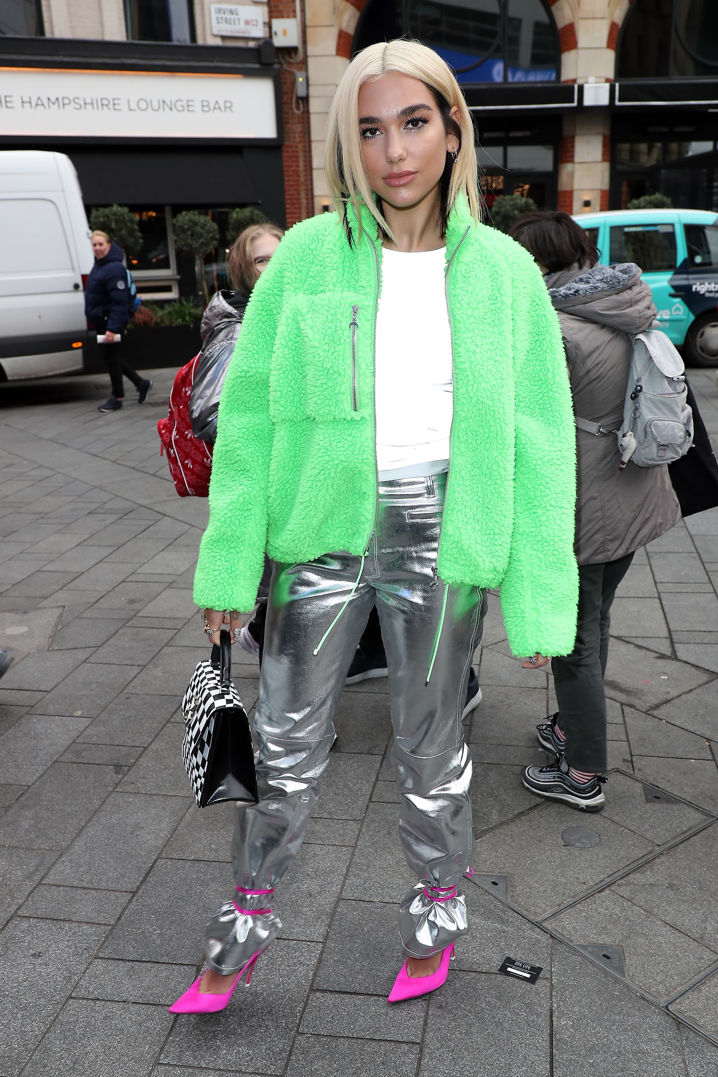 Не грустит осенью: Дуа Липа прогулялась в Лондоне в неоновом наряде Не грустит осенью: Дуа Липа прогулялась в Лондоне в неоновом наряде