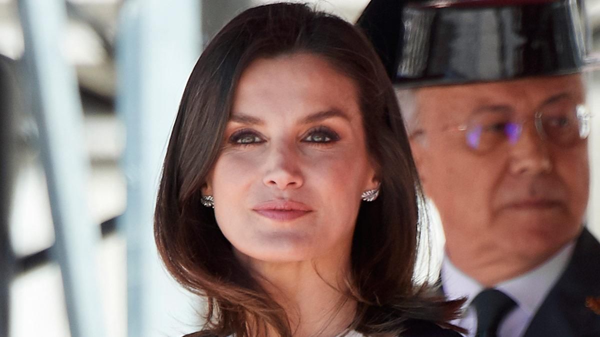 Королева Испании пришла на торжественное событие в трендовой юбке: фото Королева Испании пришла на торжественное событие в трендовой юбке: фото