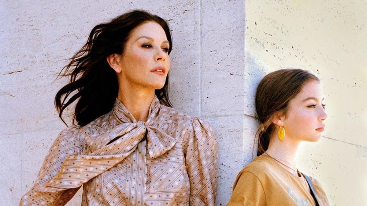 Кетрін Зета-Джонс вперше знялась у рекламі зі своєю 16-річною донькою: фото Кетрін Зета-Джонс вперше знялась у рекламі зі своєю 16-річною донькою: фото