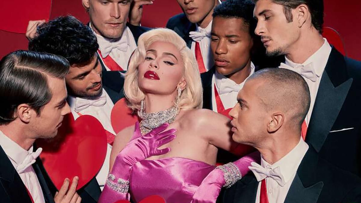 Кайли Дженнер перевоплотилась в Мэрилин Монро для глянца: потрясающие фото Кайли Дженнер перевоплотилась в Мэрилин Монро для глянца: потрясающие фото