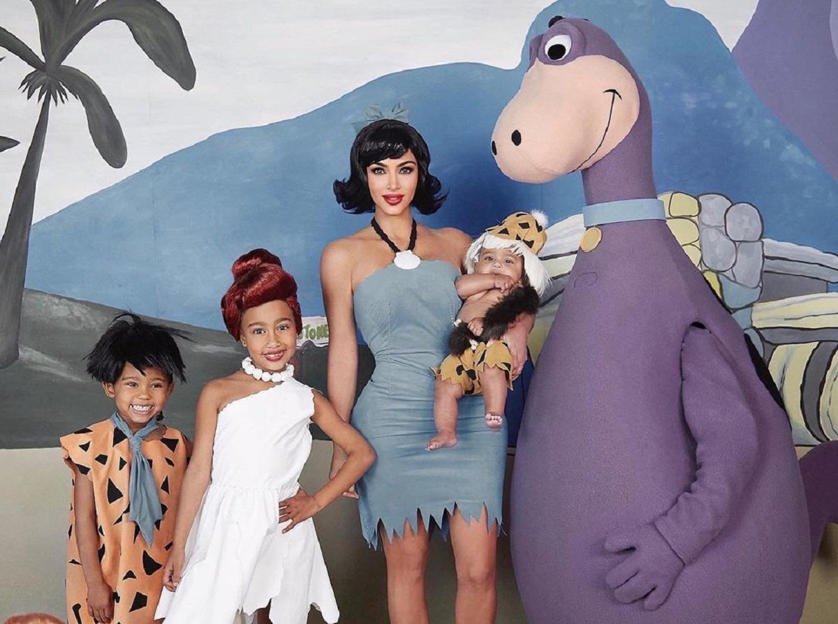 Ким Кардашян с детьми и мужем примерили образы из каменного века – героев сериала "Флинстоуны"