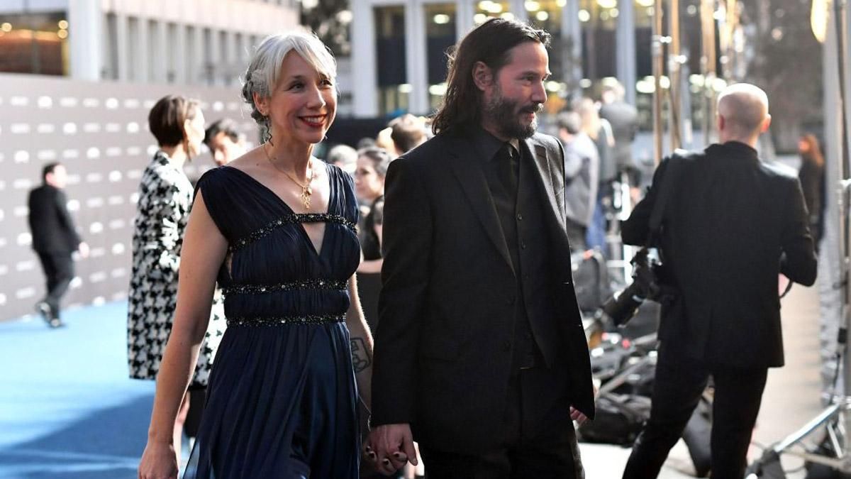 Киану Ривз пришел на благотворительный фестиваль с девушкой: фото Киану Ривз пришел на благотворительный фестиваль с девушкой: фото