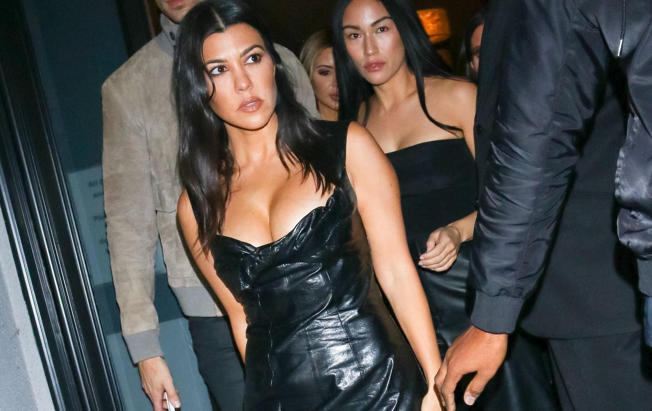 У шкіряній сукні: Кортні Кардашян розбурхала фанів сексапільним виходом у Лос-Анджелесі У шкіряній сукні: Кортні Кардашян розбурхала фанів сексапільним виходом у Лос-Анджелесі