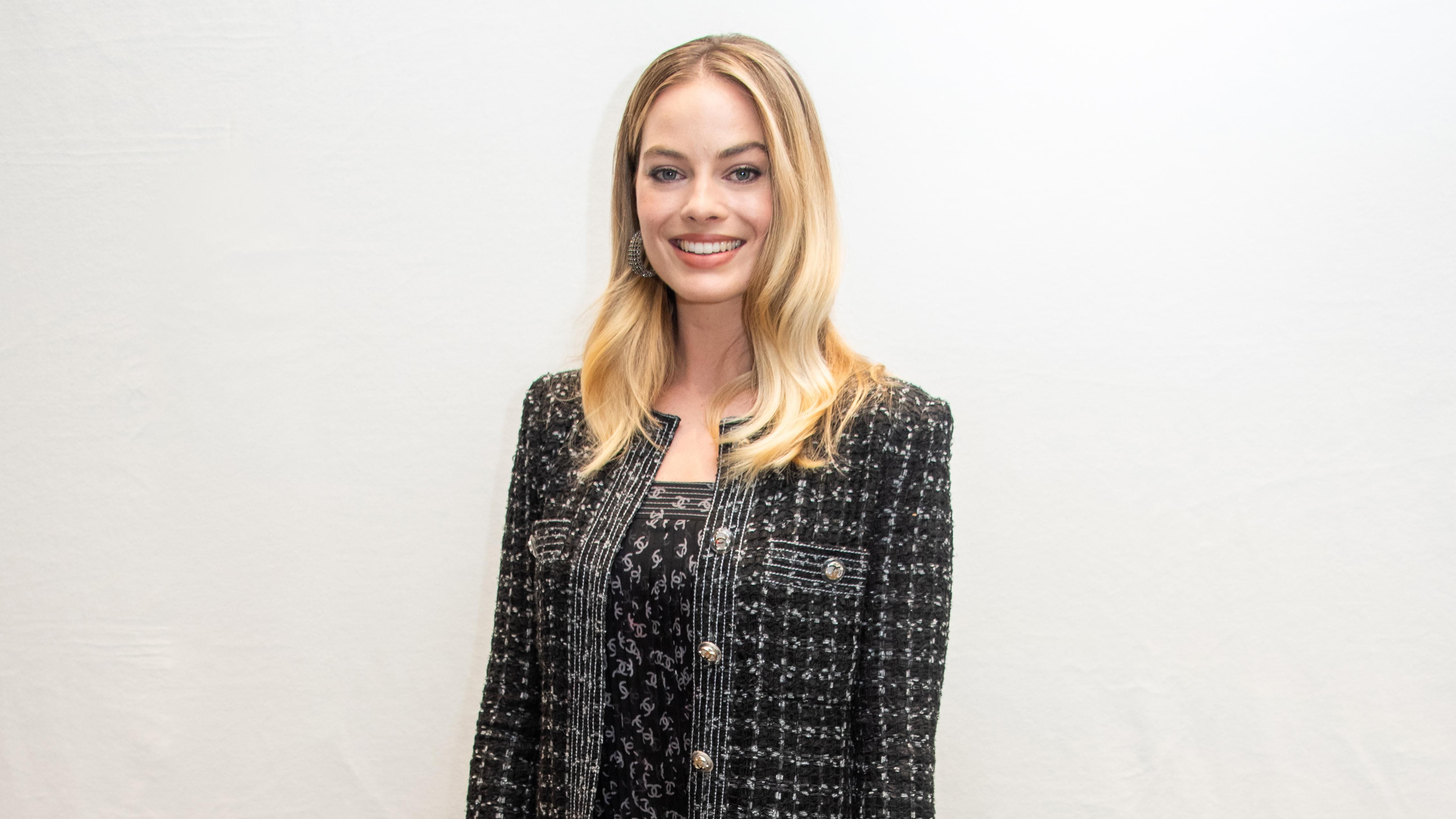 У твідовому пальто від Chanel: Марго Роббі стильно презентувала фільм "Секс-бомба" У твідовому пальто від Chanel: Марго Роббі стильно презентувала фільм "Секс-бомба"