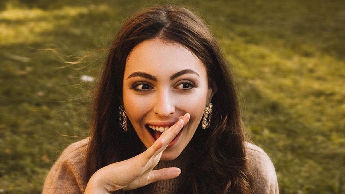 Как звездная мама: дочь Оли Поляковой выполнила русскоязычный кавер Как звездная мама: дочь Оли Поляковой выполнила русскоязычный кавер