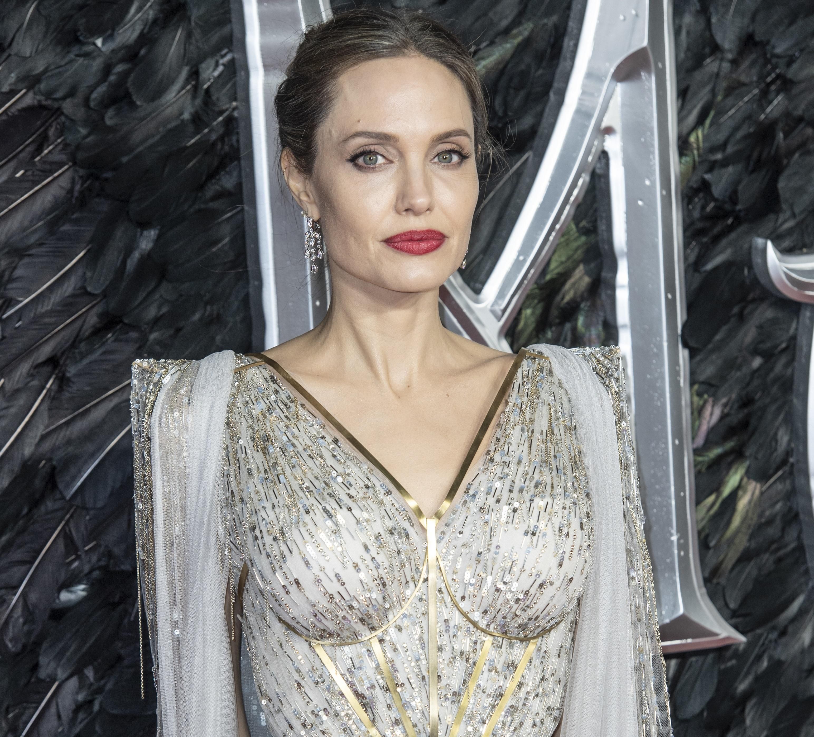 Анджелину Джоли эвакуировали со съемочной площадки за взрывного устройства