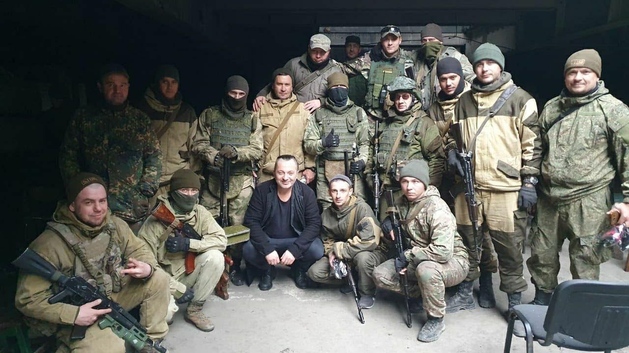 Лидер группы "Агата Кристи" Самойлов в "ДНР" выступил с концертом перед боевиками – видео Лидер группы "Агата Кристи" Самойлов в "ДНР" выступил с концертом перед боевиками – видео