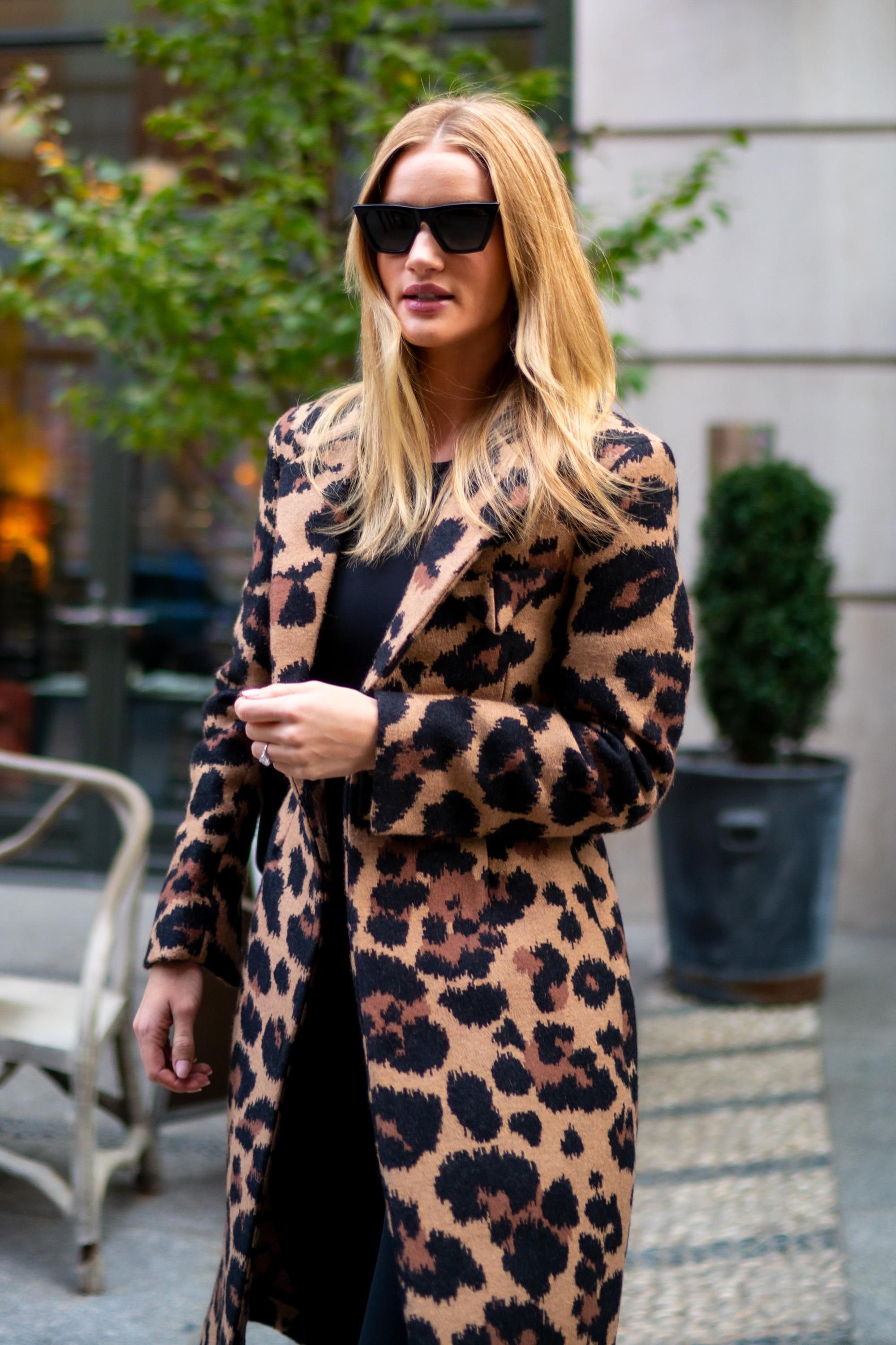 Тренды 2019: Рози Хантингтон-Уайтли показывает, как носить леопардовое пальто осенью