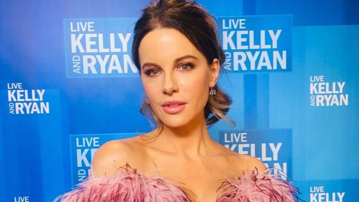 Кейт Бекинсейл показала курьезное видео со своим котом Кейт Бекинсейл показала курьезное видео со своим котом