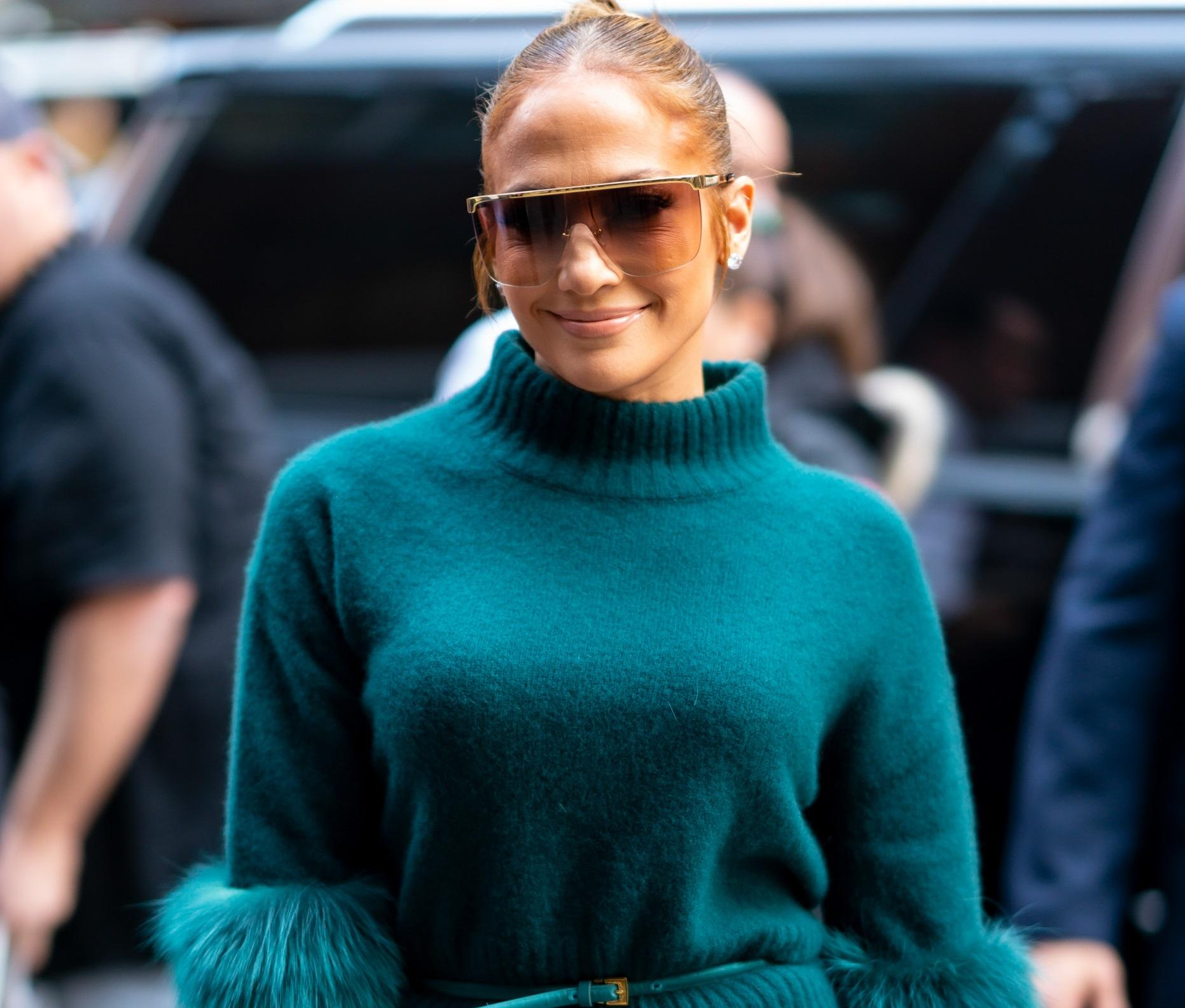 Бутылочно зеленый цвет: Дженнифер Лопес продемонстрировала эффектный total look