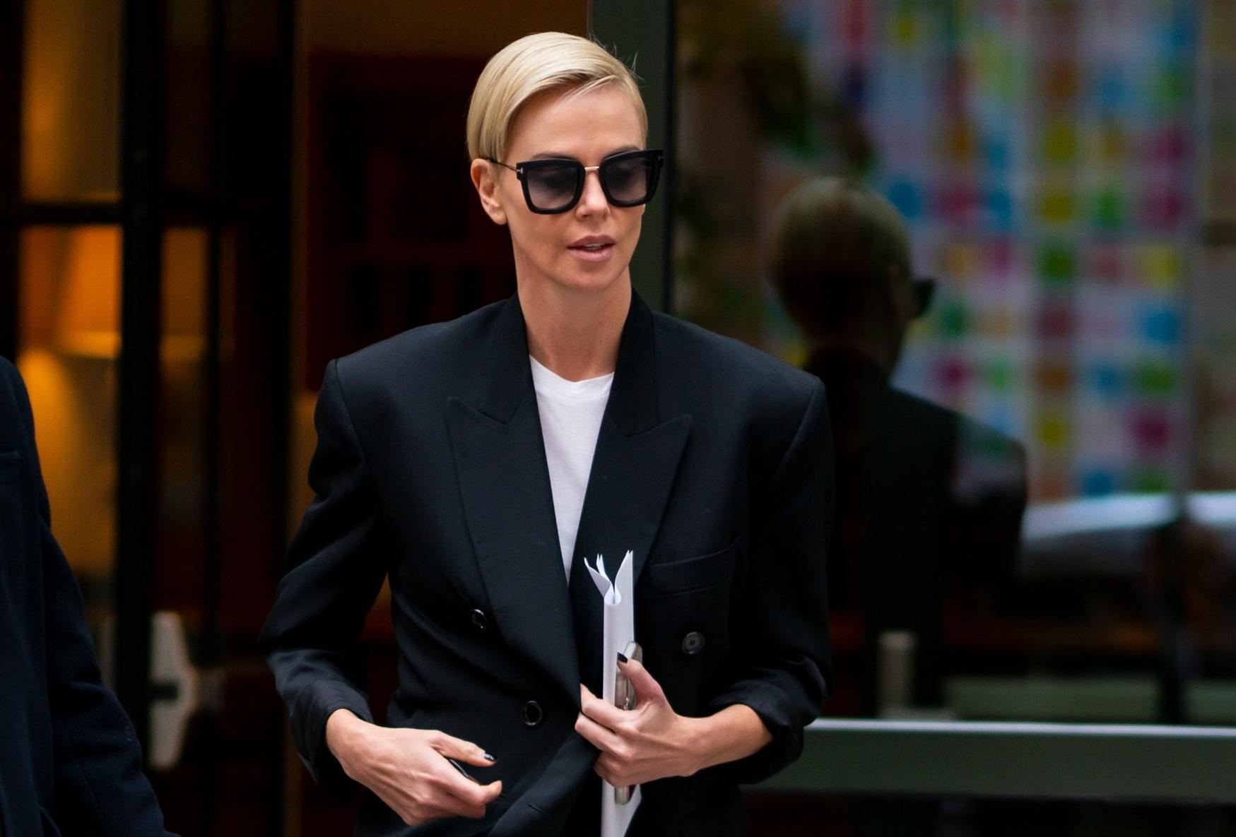 В черном жакете и брюках "металлик": Шарлиз Терон демонстрирует smart casual образ