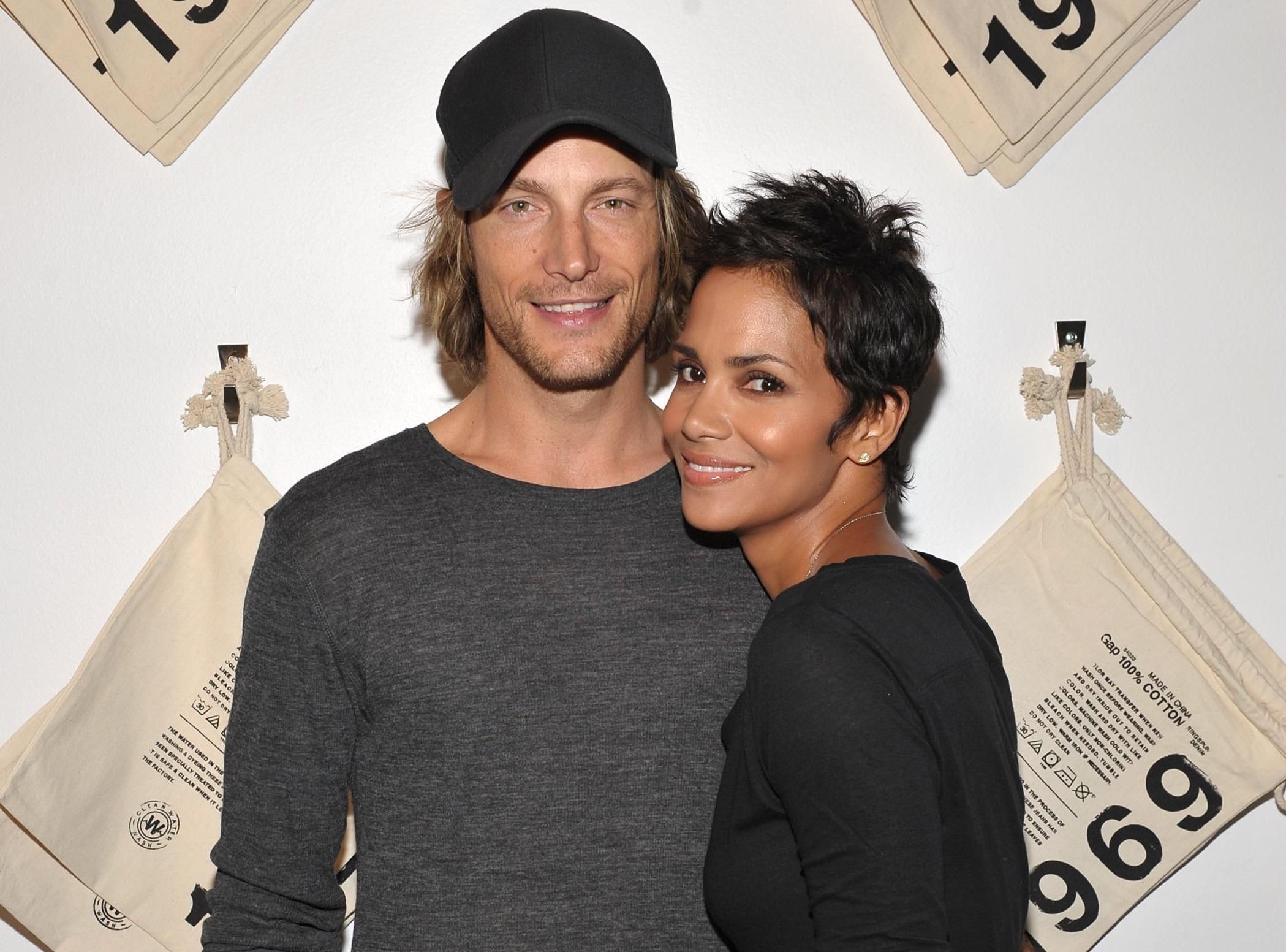 Голлі Беррі звинуватила батька своєї дочки Габріеля Обрі в інцесті і расизмі Голлі Беррі звинуватила батька своєї дочки Габріеля Обрі в інцесті і расизмі