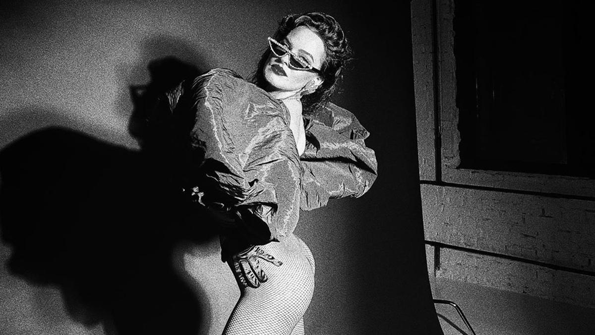 Только в одних колготках в сеточку: Даша Астафьева показала результат сексуальной фотосессии