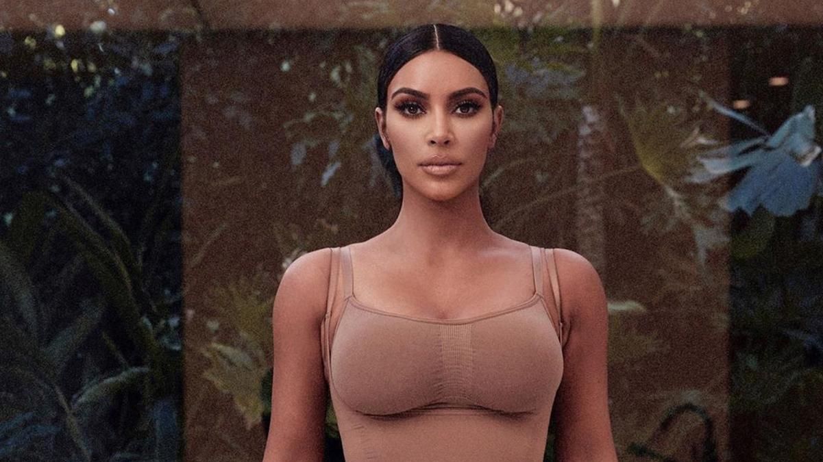 Эластичная лента для груди: Ким Кардашьян дополнила коллекцию бренда белья Skims