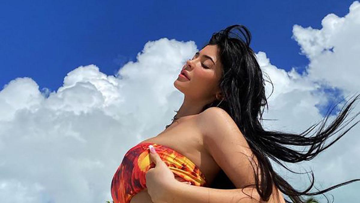 Кайли Дженнер похвасталась пышными формами в купальнике: сексуальные фото