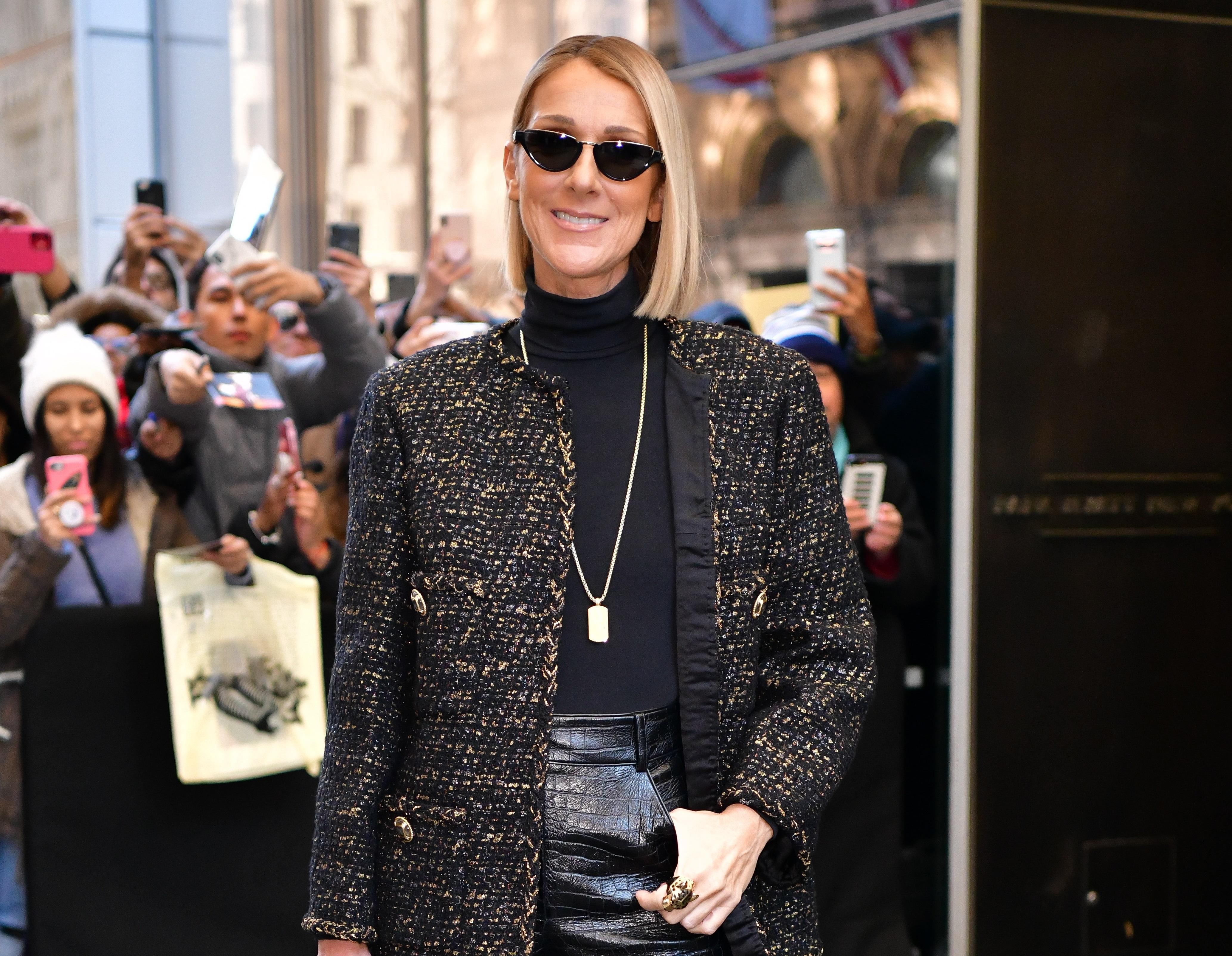 В кожаных штанах и с двумя сумками Chanel: Селин Дион демонстрирует street style лук в Нью-Йорке