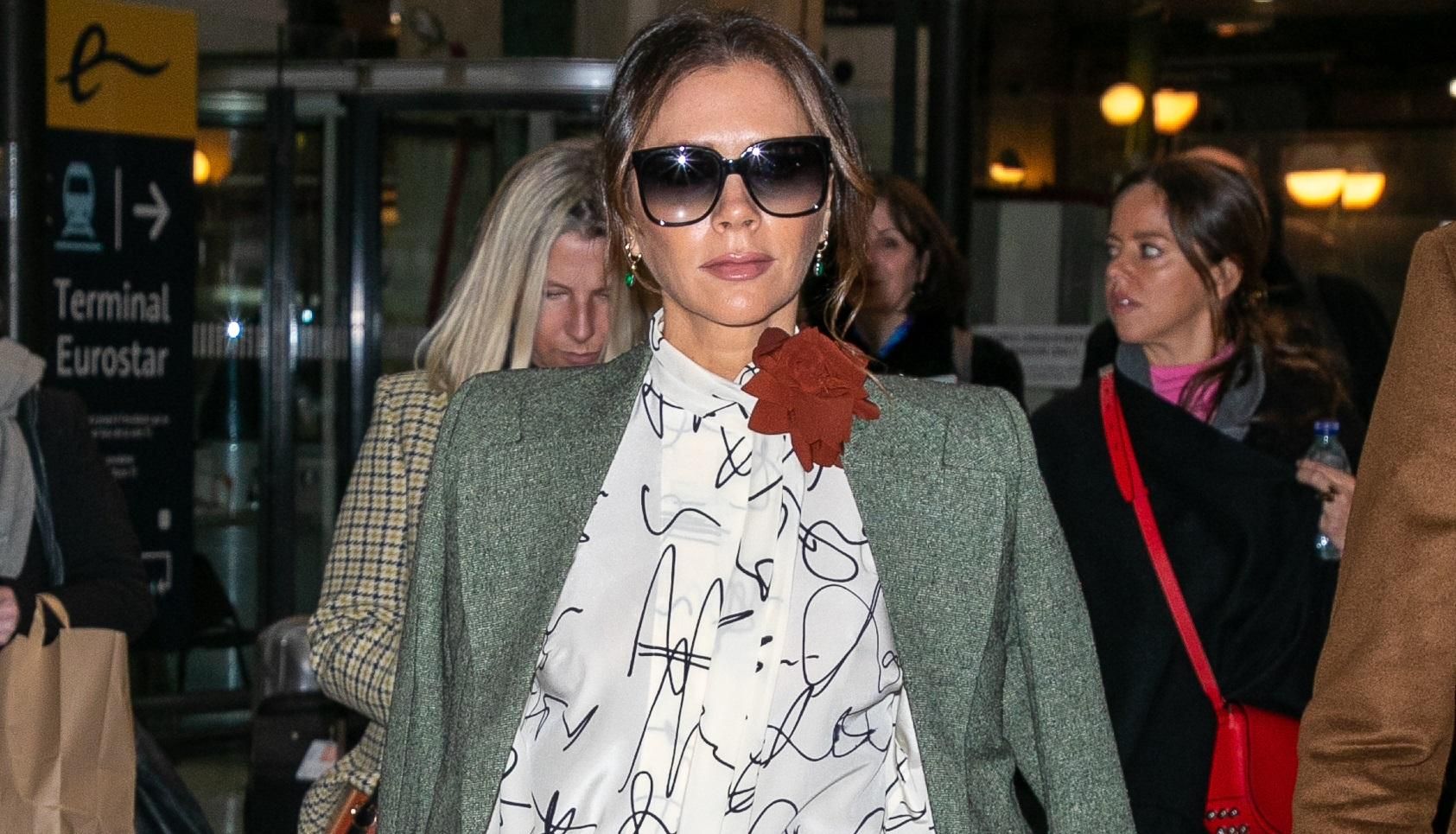 Как стильно носить серый костюм: пример дизайнера Виктории Бекхэм Как стильно носить серый костюм: пример дизайнера Виктории Бекхэм