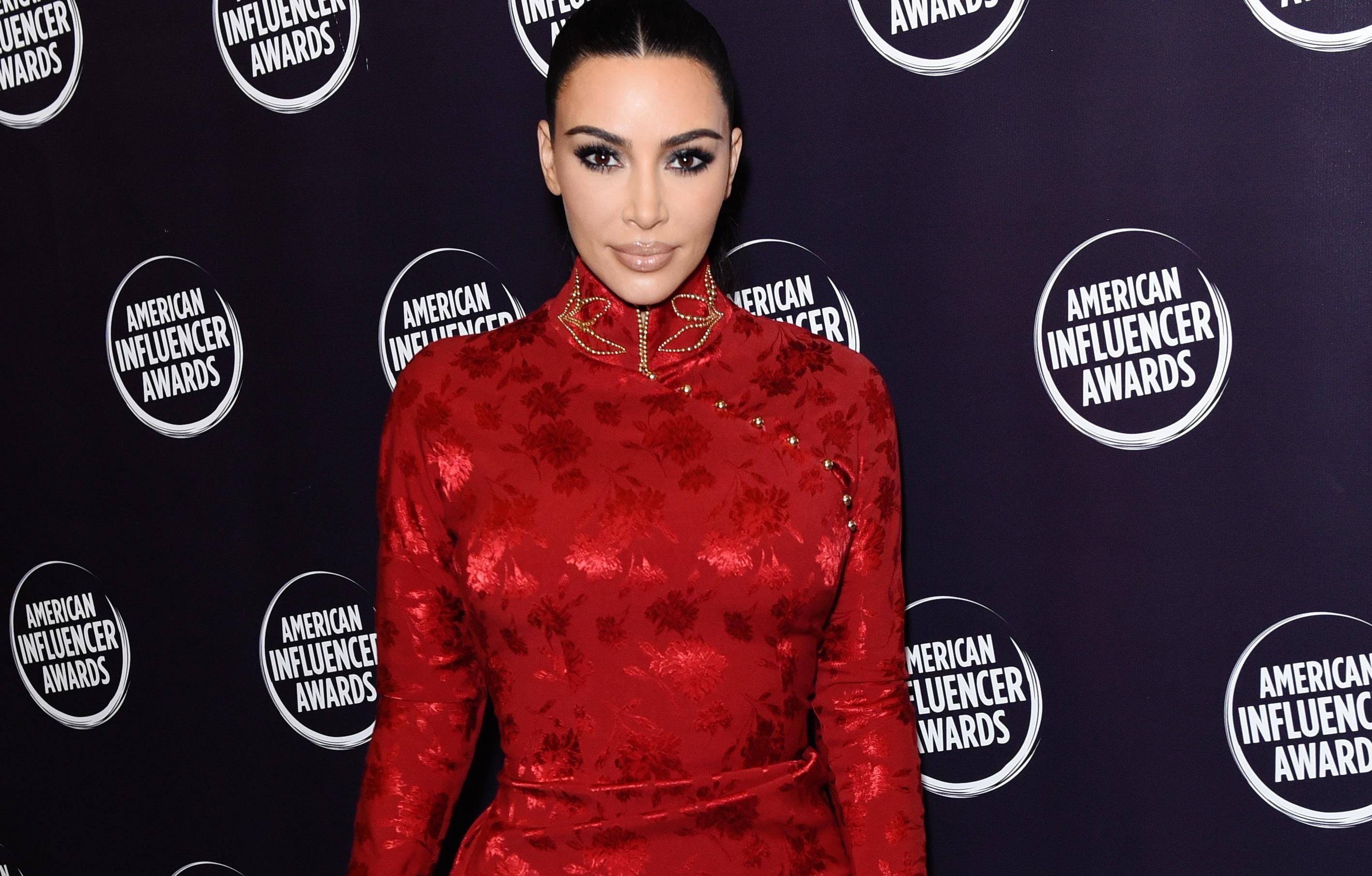 Кім Кардашян похизувалася пишними формами у червоній сукні: фото Кім Кардашян похизувалася пишними формами у червоній сукні: фото