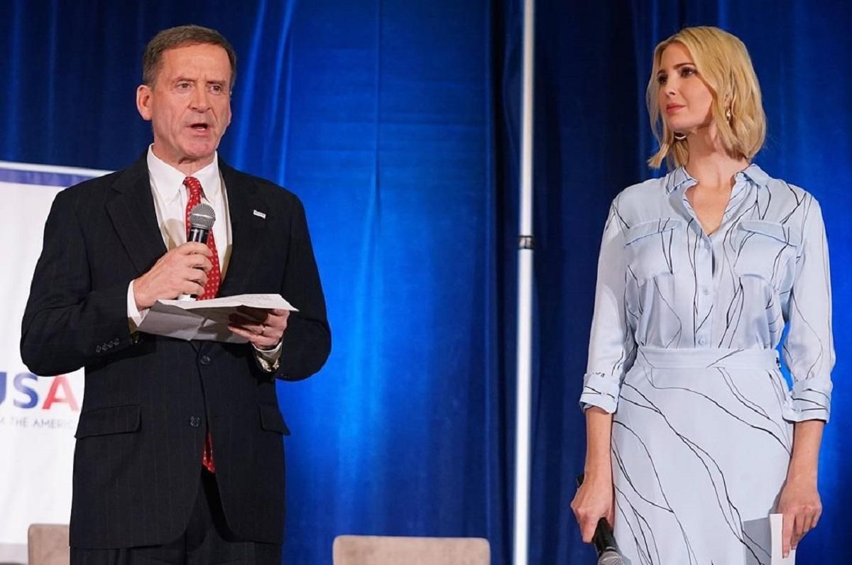 В голубой рубашке и юбке: Иванка Трамп продемонстрировала романтический образ В голубой рубашке и юбке: Иванка Трамп продемонстрировала романтический образ