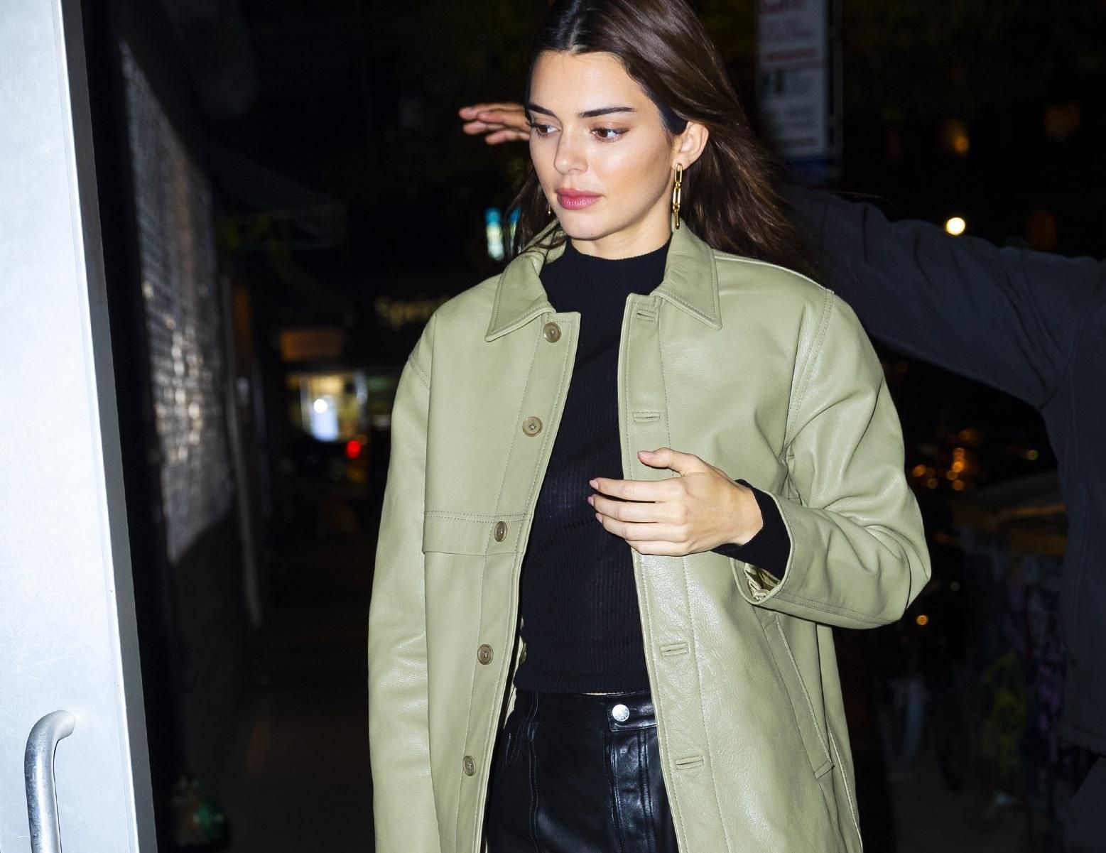 Головний тренд осені: Кендалл Дженнер одягнулася у шкіряне вбрання Головний тренд осені: Кендалл Дженнер одягнулася у шкіряне вбрання